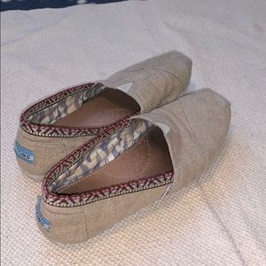 Tan toms with tribal design on sides